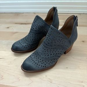 Sofft heeled booties size 9.5. Blue color.